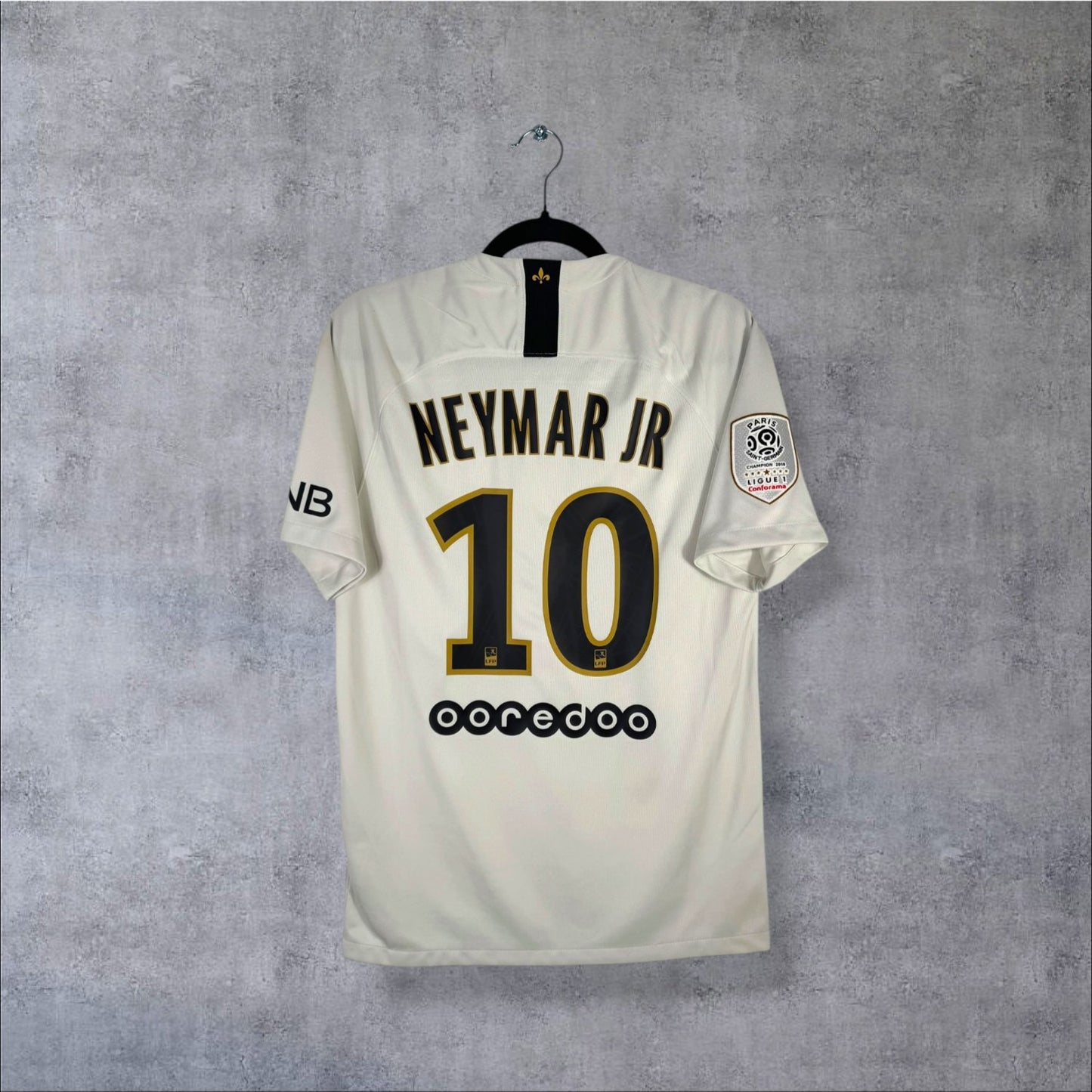 Flocage Neymar Jr numéro 10 sur maillot PSG 2018-2019 Extérieur crème