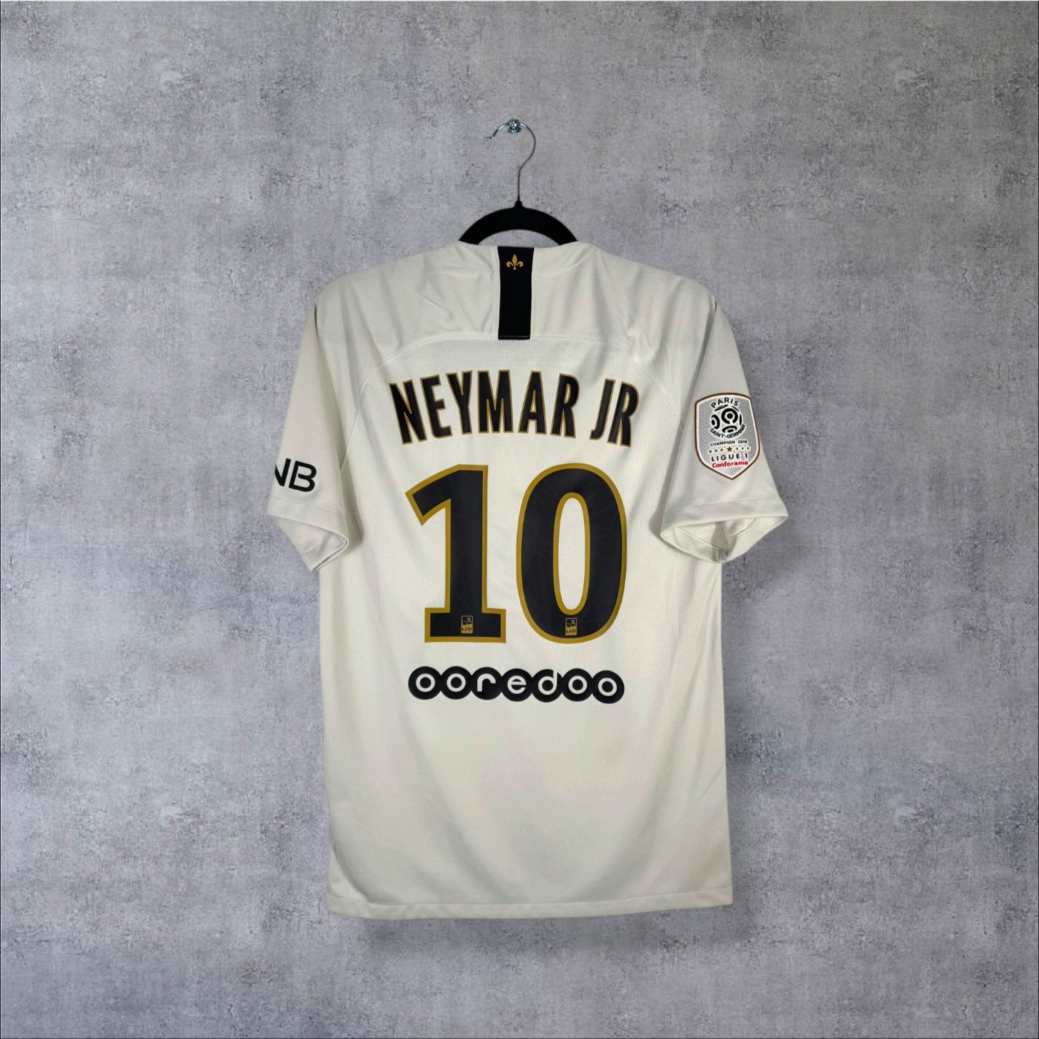 Flocage Neymar Jr numéro 10 sur maillot PSG 2018-2019 Extérieur crème