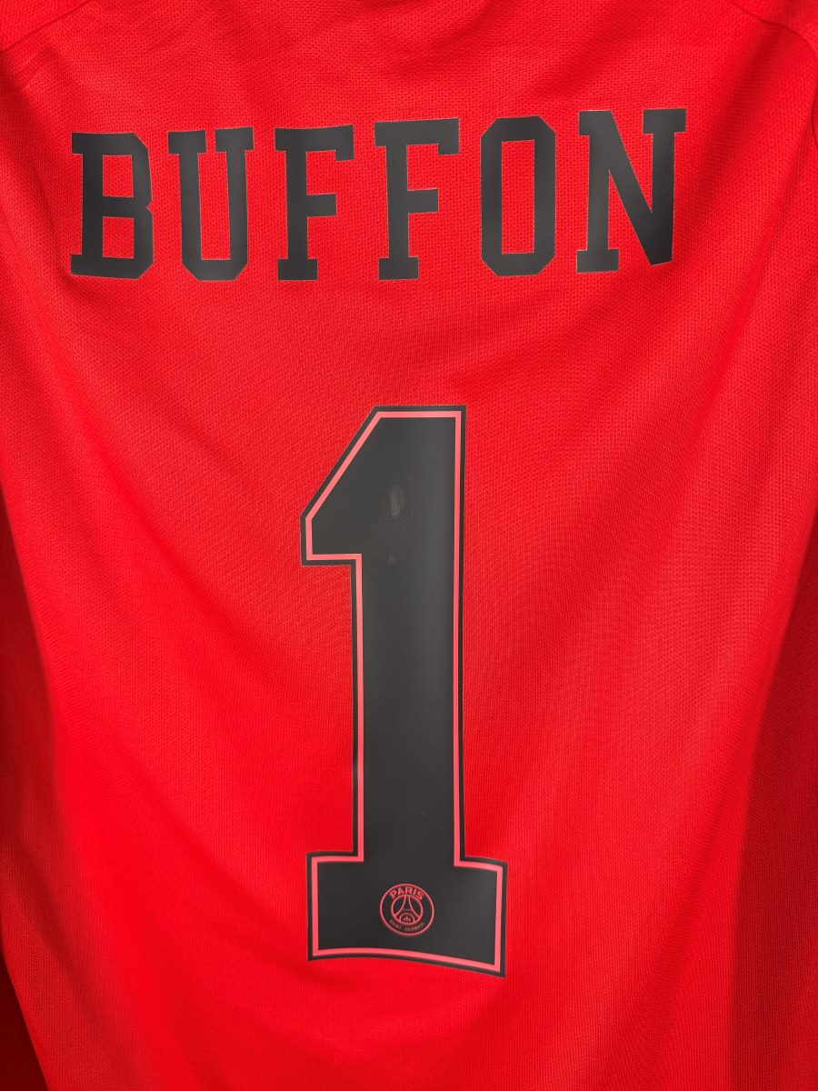 Détail flocage Buffon 1 noir liséré rose avec logo PSG, maillot gardien 2018-2019
