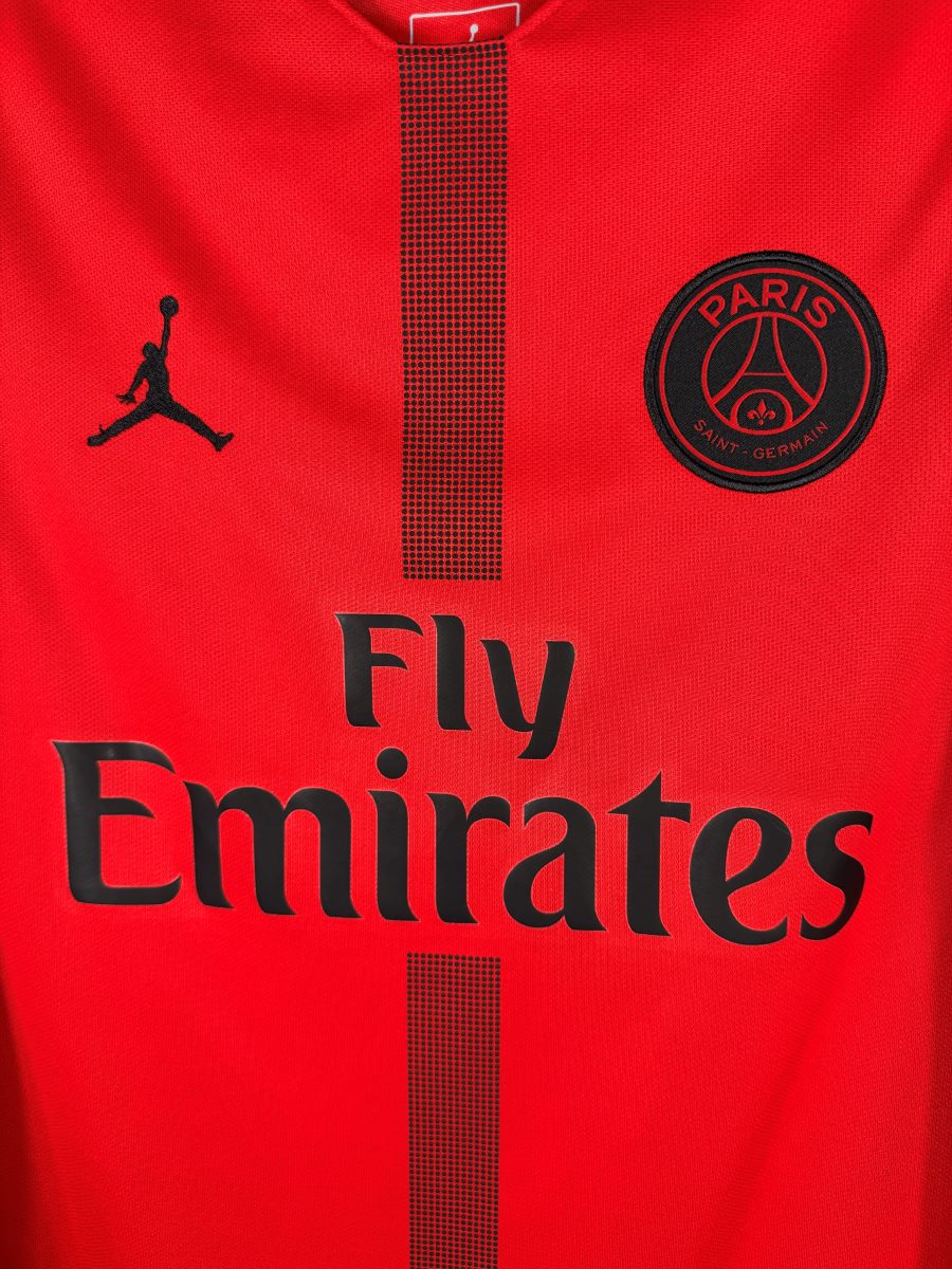 Écusson PSG ton sur ton, Jumpman brodé et sponsor Fly Emirates, maillot gardien 2018-2019