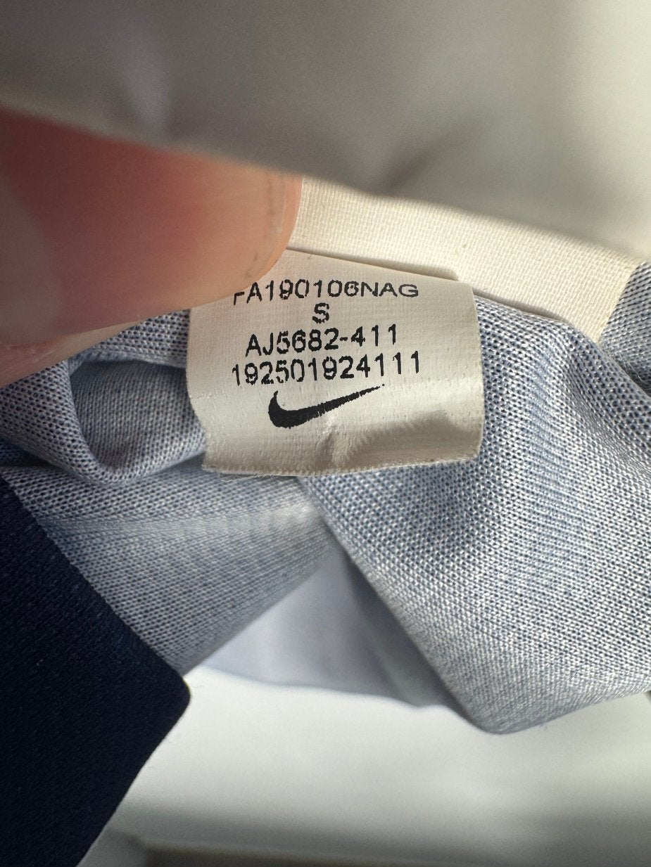 Étiquette d'authenticité avec code Nike AJ5682-411 prouvant l'originalité du maillot