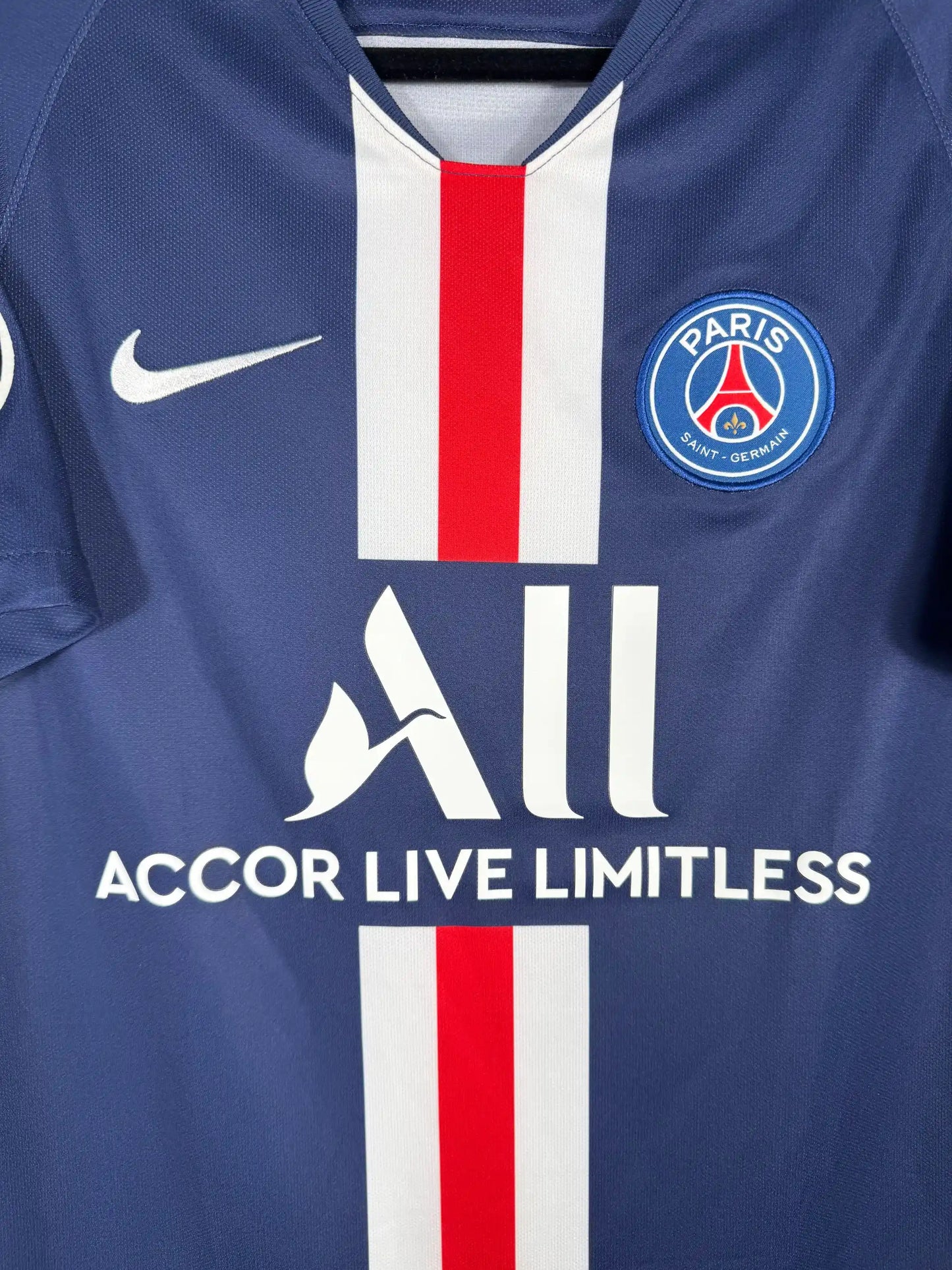 Détail sponsor ALL Accor Live Limitless et écusson Paris Saint-Germain sur maillot domicile 2019-2020 saison du triplé national