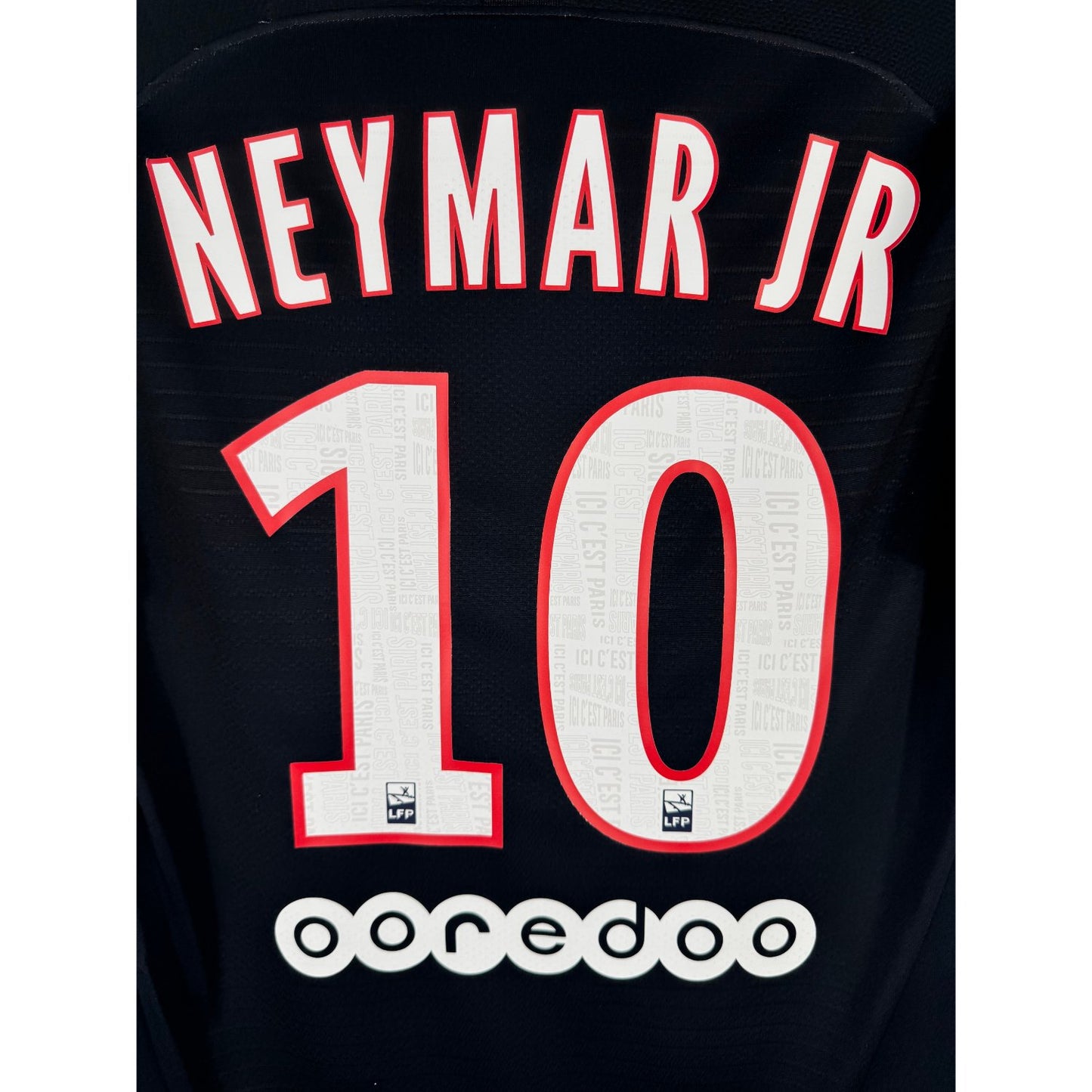 Détail de la typographie du flocage sur le numéro 10 de Neymar JR