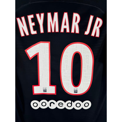 Détail de la typographie du flocage sur le numéro 10 de Neymar JR