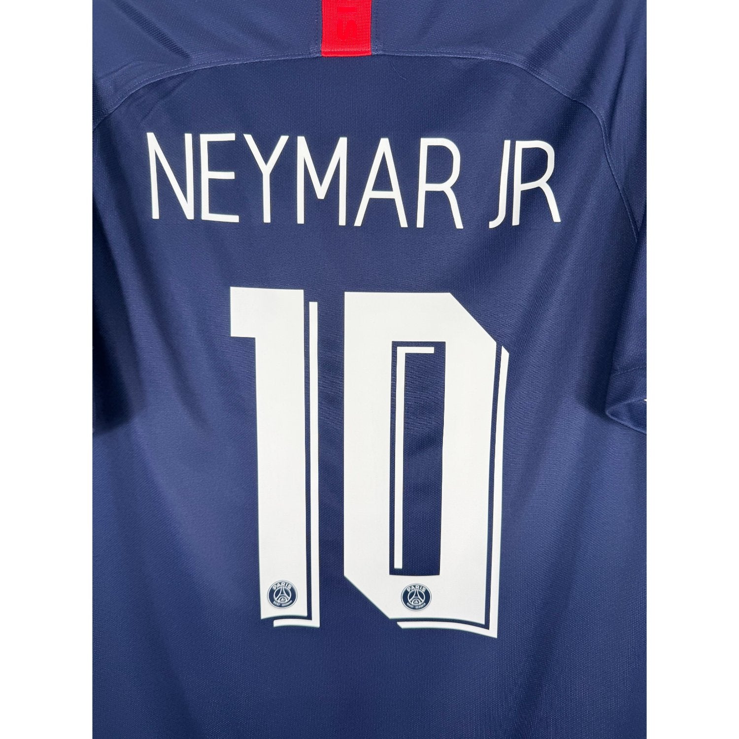 Détail de la typographie du flocage sur le numéro 10 de Neymar JR