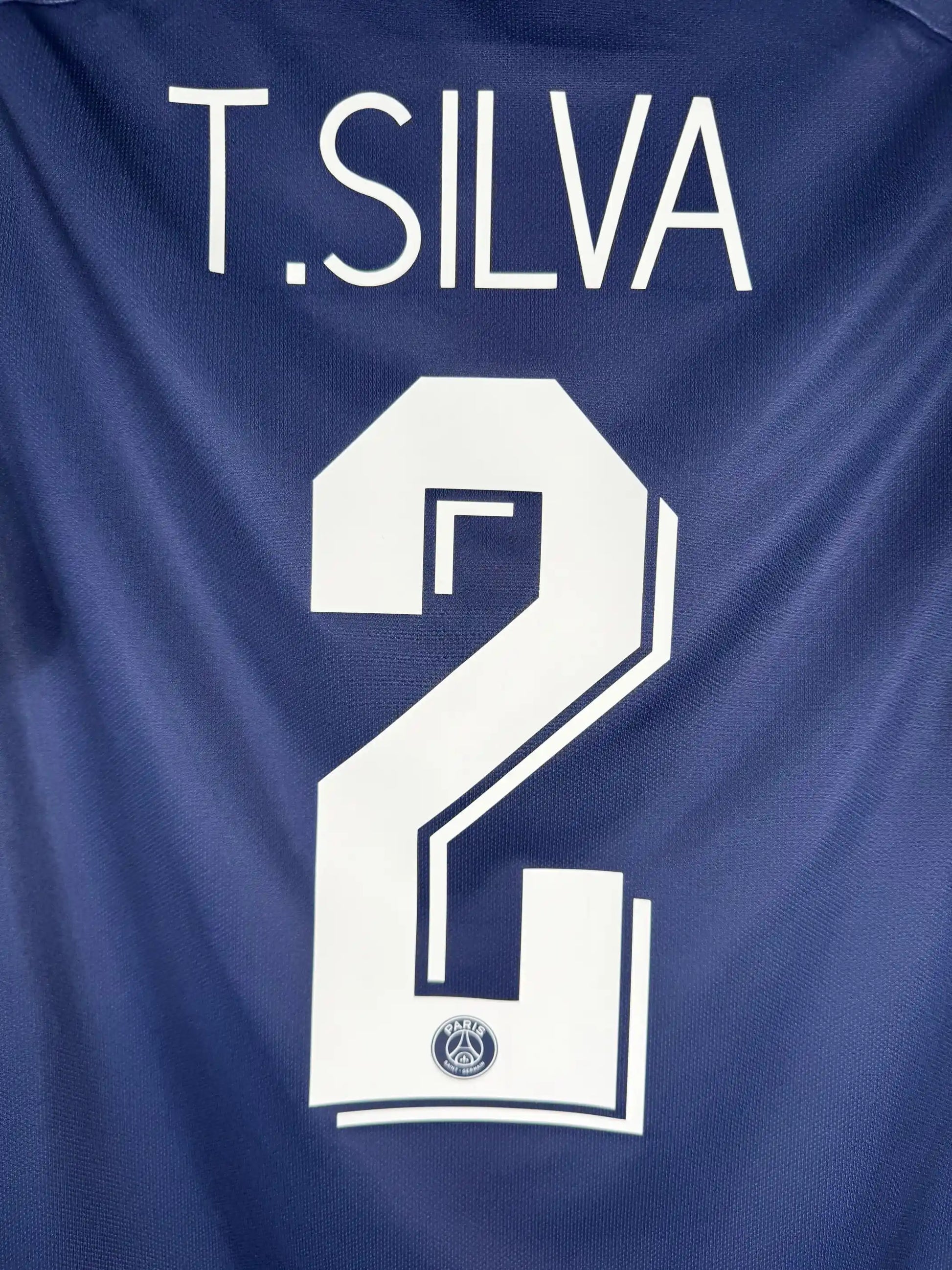 Détail flocage Thiago Silva N°2 sur maillot PSG domicile 2019-2020 dernière saison du capitaine emblématique avant Chelsea