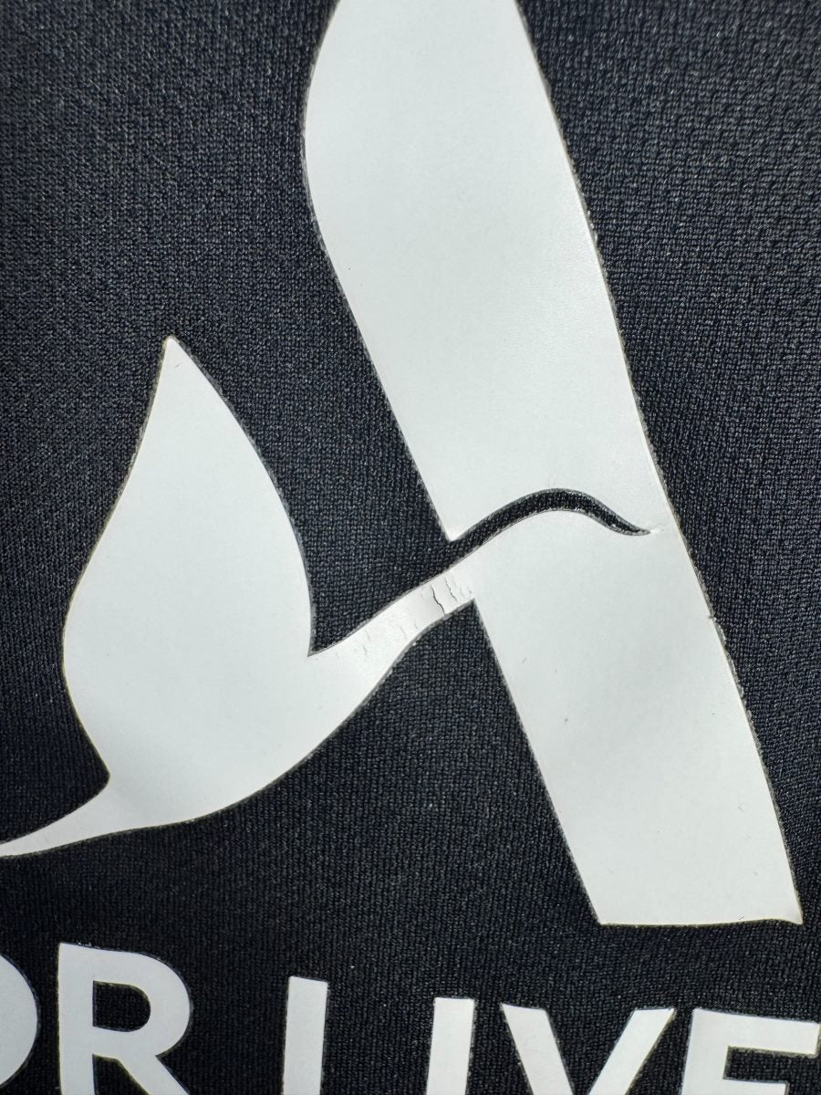 Léger craquelé du sponsor ALL sur le maillot PSG 2019-2020 fourth Jordan