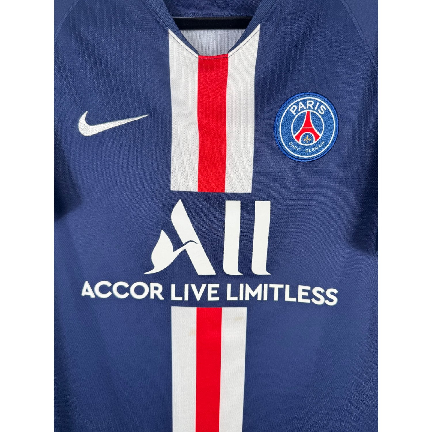 Détail de l'écusson du Paris Saint-Germain et du logo Nike