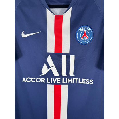 Détail de l'écusson du Paris Saint-Germain et du logo Nike