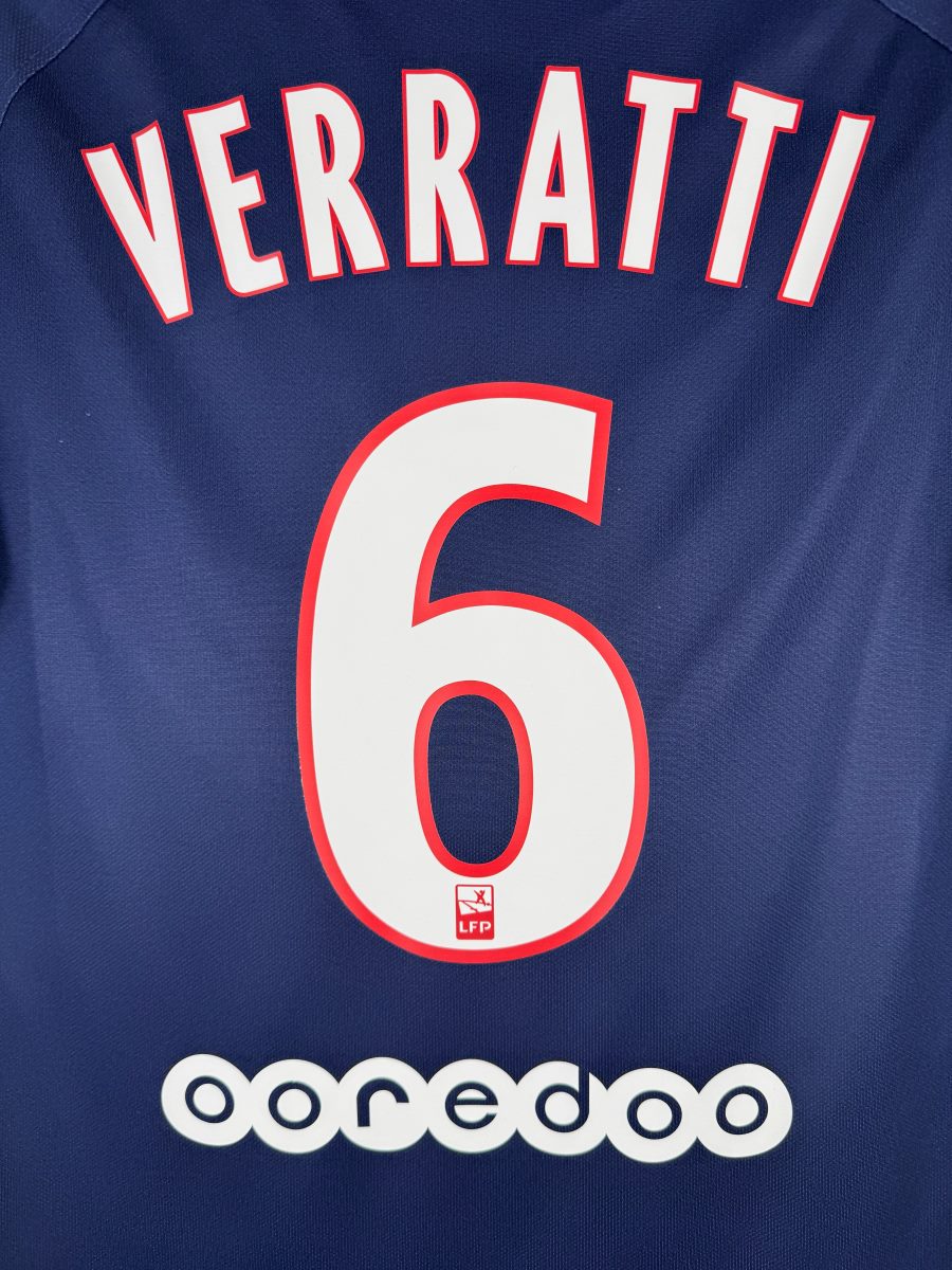 Détail du flocage Verratti N°6 avec patch LFP et bandeau Ooredoo, maillot PSG 2019-2020