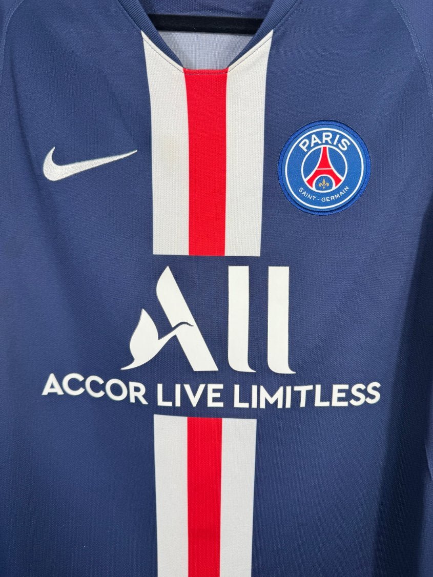Détail de l'écusson du Paris Saint-Germain et du logo Nike