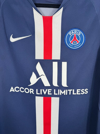 Détail de l'écusson du Paris Saint-Germain et du logo Nike