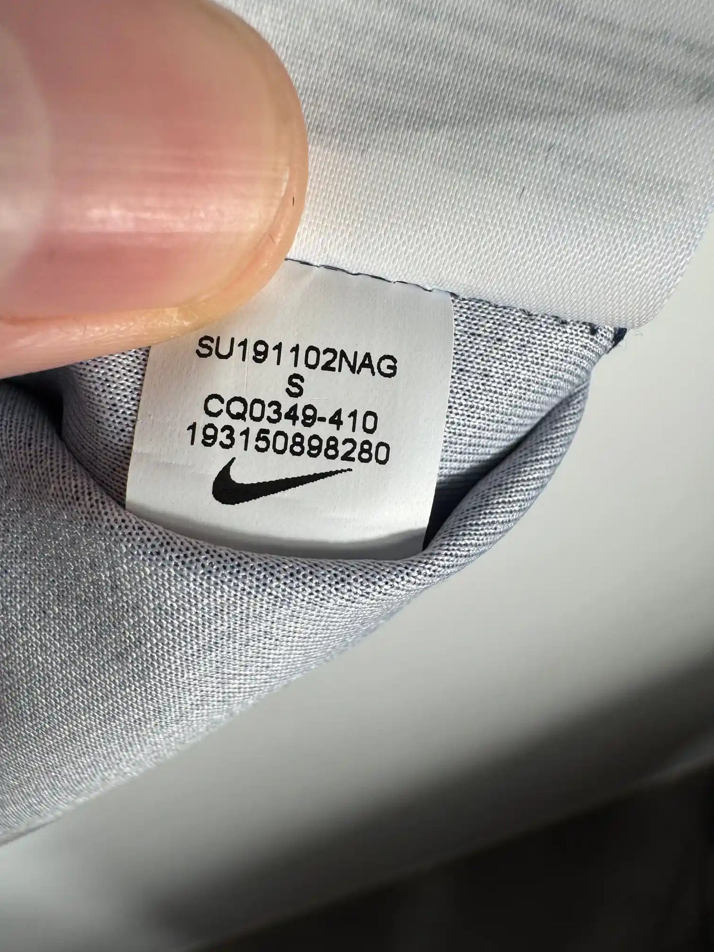 Étiquette intérieure d'authenticité avec code Nike CQ0349-410 prouvant l'originalité du maillot PSG home 2019-2020
