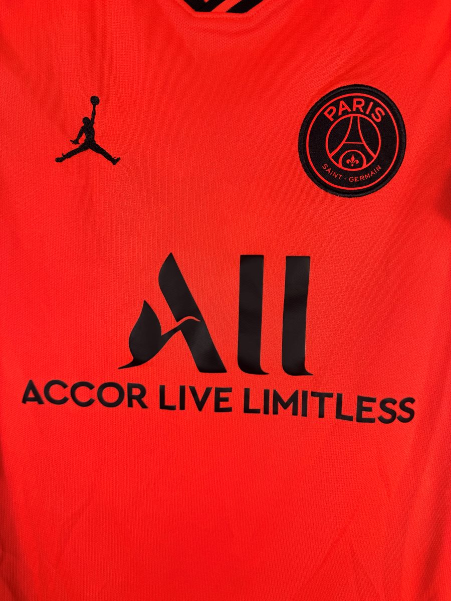 Écusson PSG ton sur ton, logo Jumpman et sponsor ALL Accor Live Limitless, maillot Jordan 2019-2020
