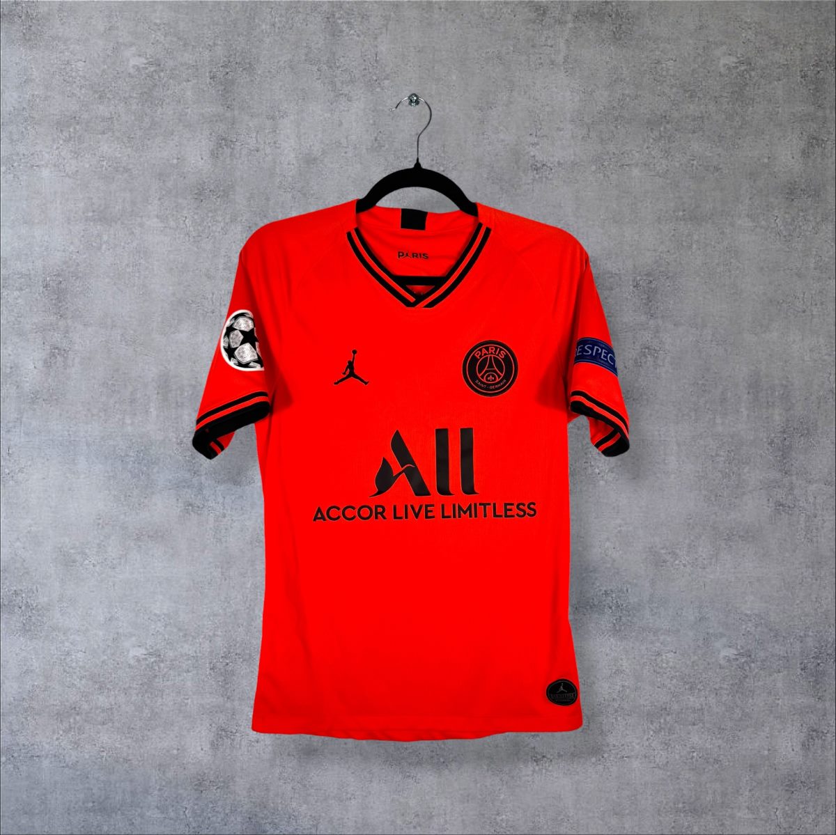 Maillot PSG 2019-2020 Jordan rouge de face, logo Jumpman, écusson et sponsor Accor Live Limitless