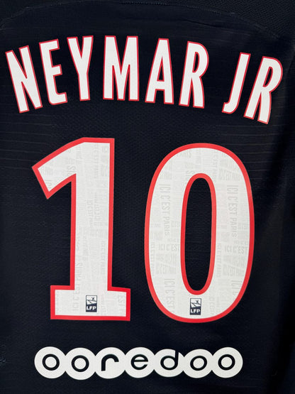Détail du flocage Neymar JR N°10 avec micro-typographie Ici c'est Paris et patchs LFP, PSG 2019-2020