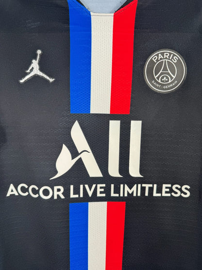 Détail du Jumpman Jordan argent, de l'écusson PSG et du sponsor ALL sur le maillot fourth 2019-2020