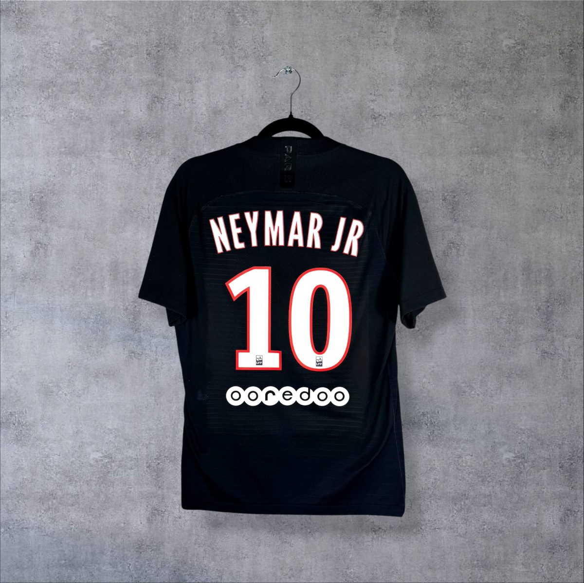 Dos du maillot PSG 2019-2020 fourth Jordan noir avec flocage Neymar JR N°10 et sponsor Ooredoo