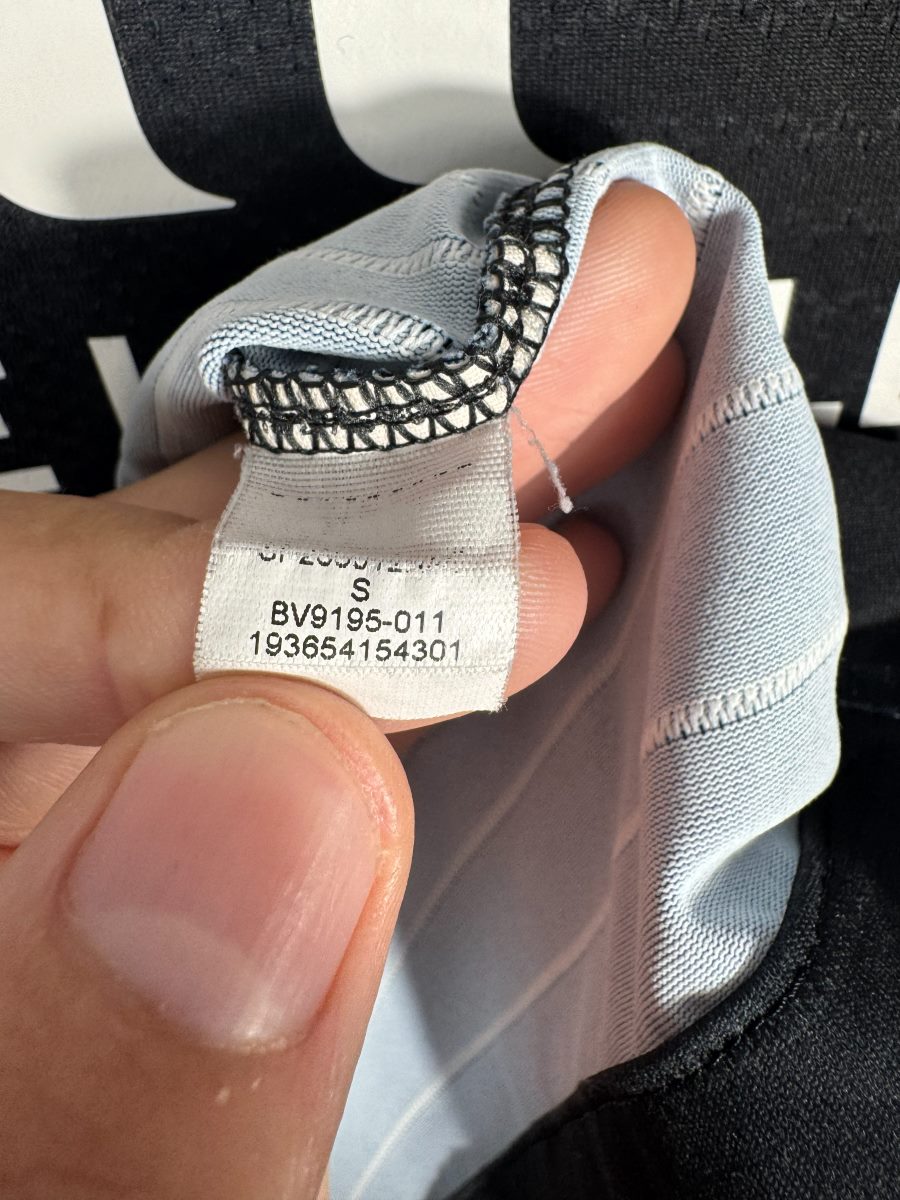 Étiquette intérieure Nike d'origine du maillot PSG 2019-2020 fourth Vaporknit, code BV9195-011, taille S