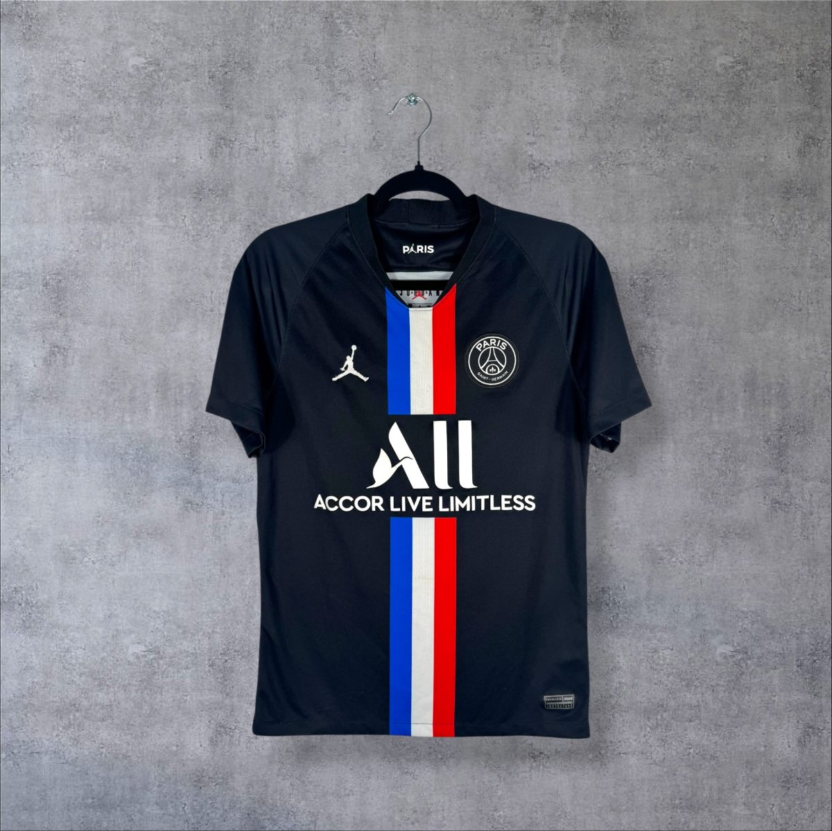 Face du maillot PSG 2019-2020 fourth Jordan noir à bande tricolore avec sponsor ALL