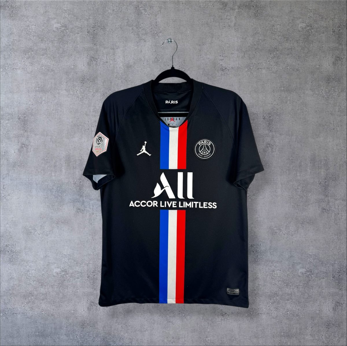 Face du maillot PSG 2019-2020 fourth Jordan noir à bande tricolore, sponsor ALL Accor Live Limitless