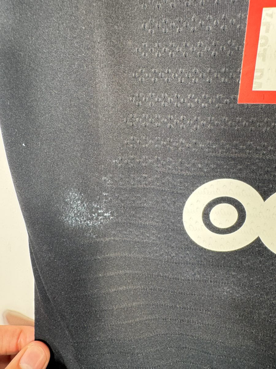 Micro-bouloches au dos du maillot PSG 2019-2020 fourth Vaporknit près du sponsor Ooredoo