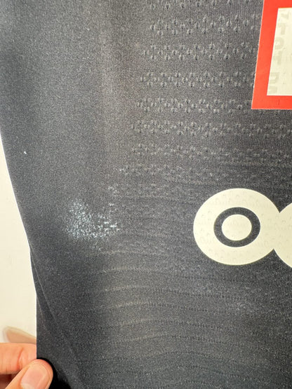 Micro-bouloches au dos du maillot PSG 2019-2020 fourth Vaporknit près du sponsor Ooredoo