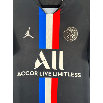 Détail de l'écusson thermocollé du PSG et du logo Jordan