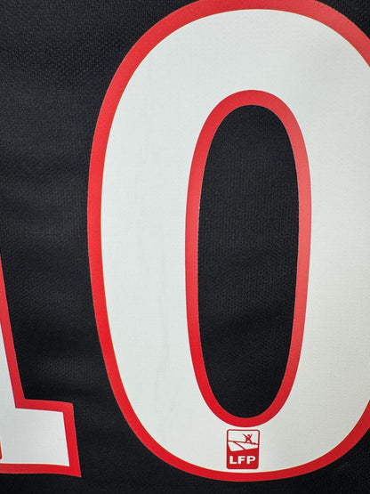 Macro du chiffre 10 et du patch LFP sur le maillot PSG 2019-2020