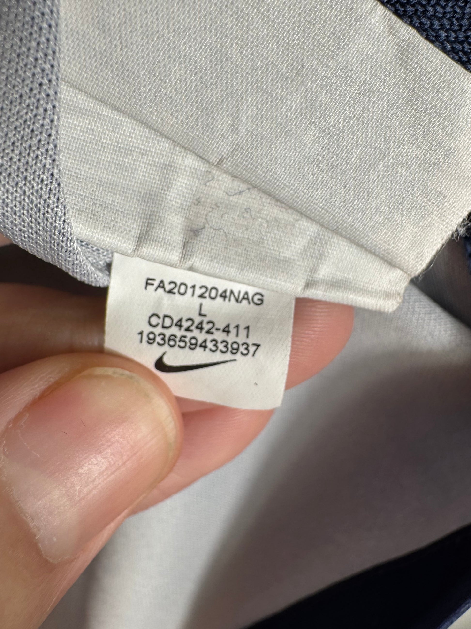 Étiquette d'authenticité avec code Nike CD4242-411 prouvant l'originalité du maillot