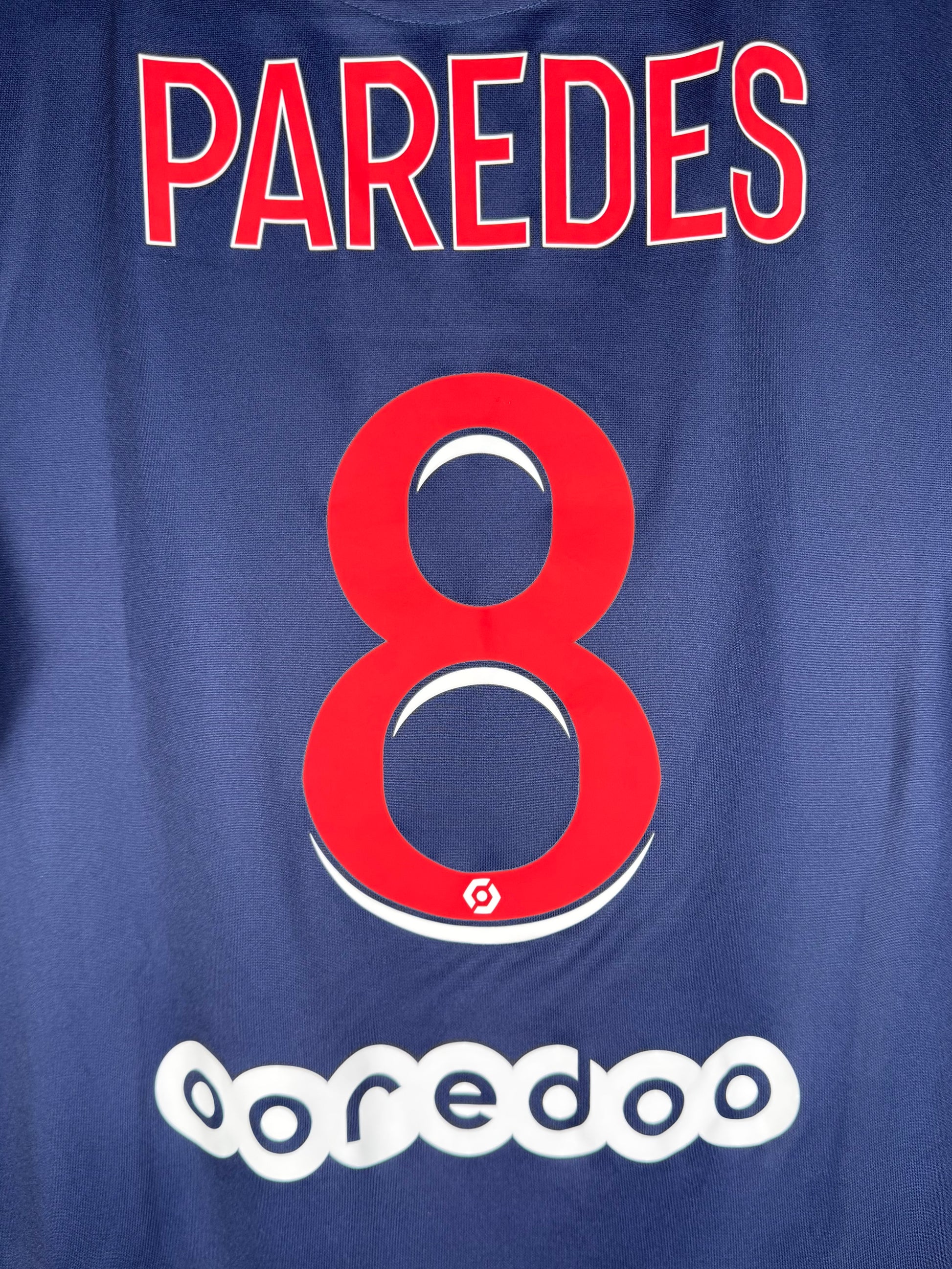 Détail de la typographie du flocage d'origine sur le numéro 8 de Leandro Paredes