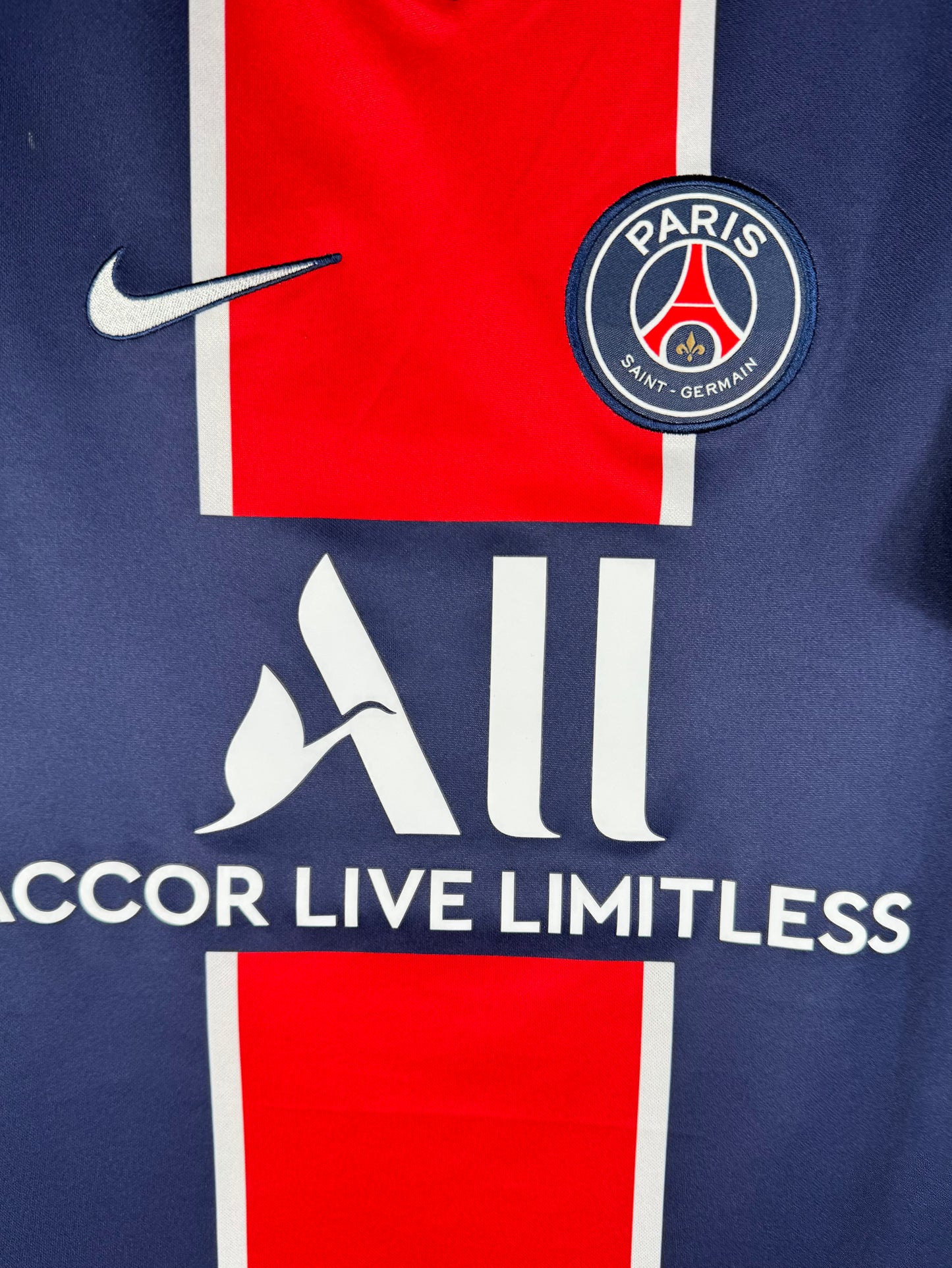 Détail de l'écusson du Paris Saint-Germain et du logo Nike