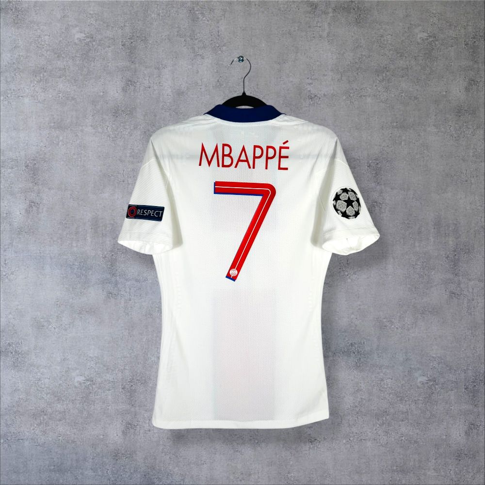 Dos du maillot PSG 2020-2021 extérieur blanc Stock Pro avec flocage Mbappé N°7 et patches UEFA Champions League authentique hat-trick Camp Nou