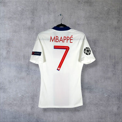 Dos du maillot PSG 2020-2021 extérieur blanc Stock Pro avec flocage Mbappé N°7 et patches UEFA Champions League authentique hat-trick Camp Nou