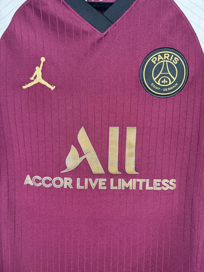 Ecusson PSG noir et or et Jumpman dore sur maillot third 2020-2021
