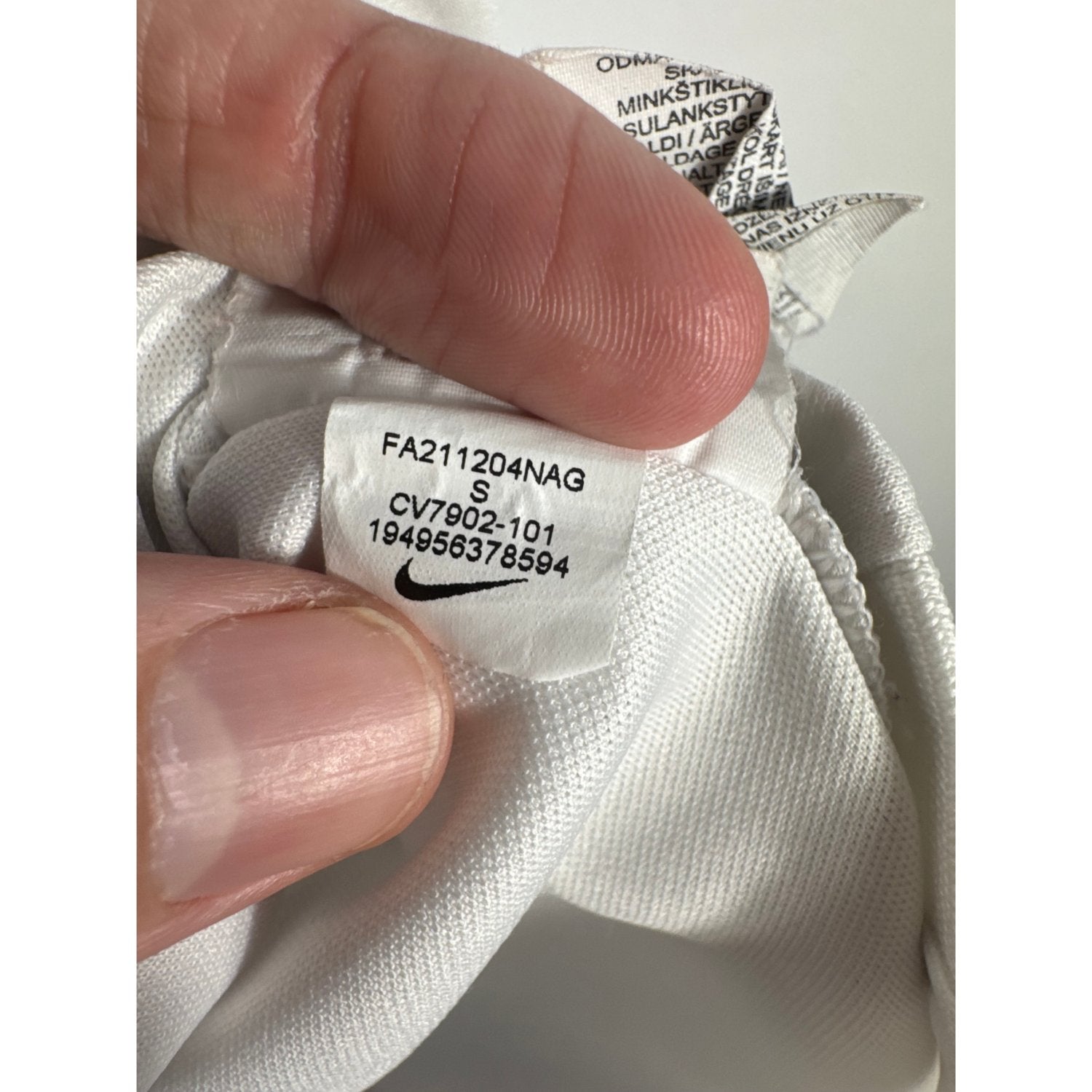 Étiquette d'authenticité avec code Nike CV7902-101 prouvant l'originalité du maillot