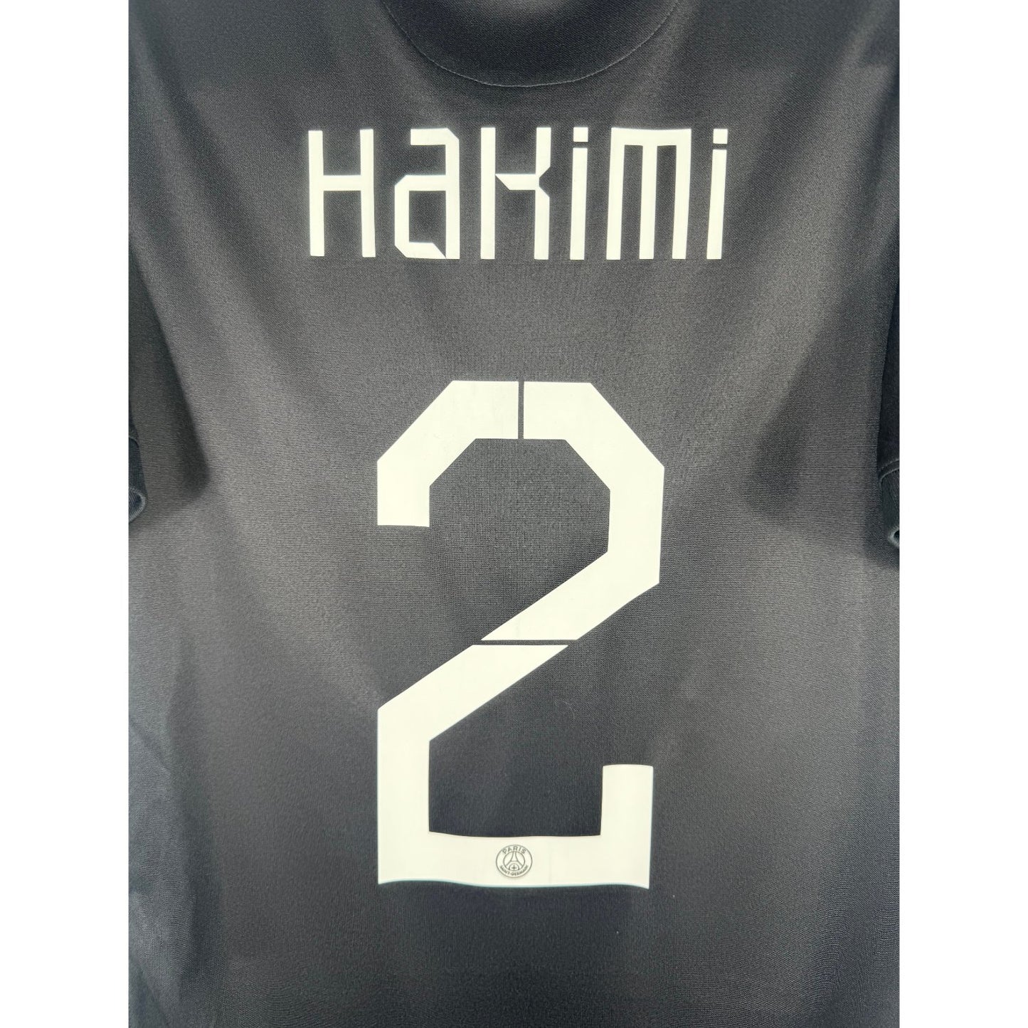 Détail de la typographie du flocage sur le numéro 2 d'Achraf Hakimi