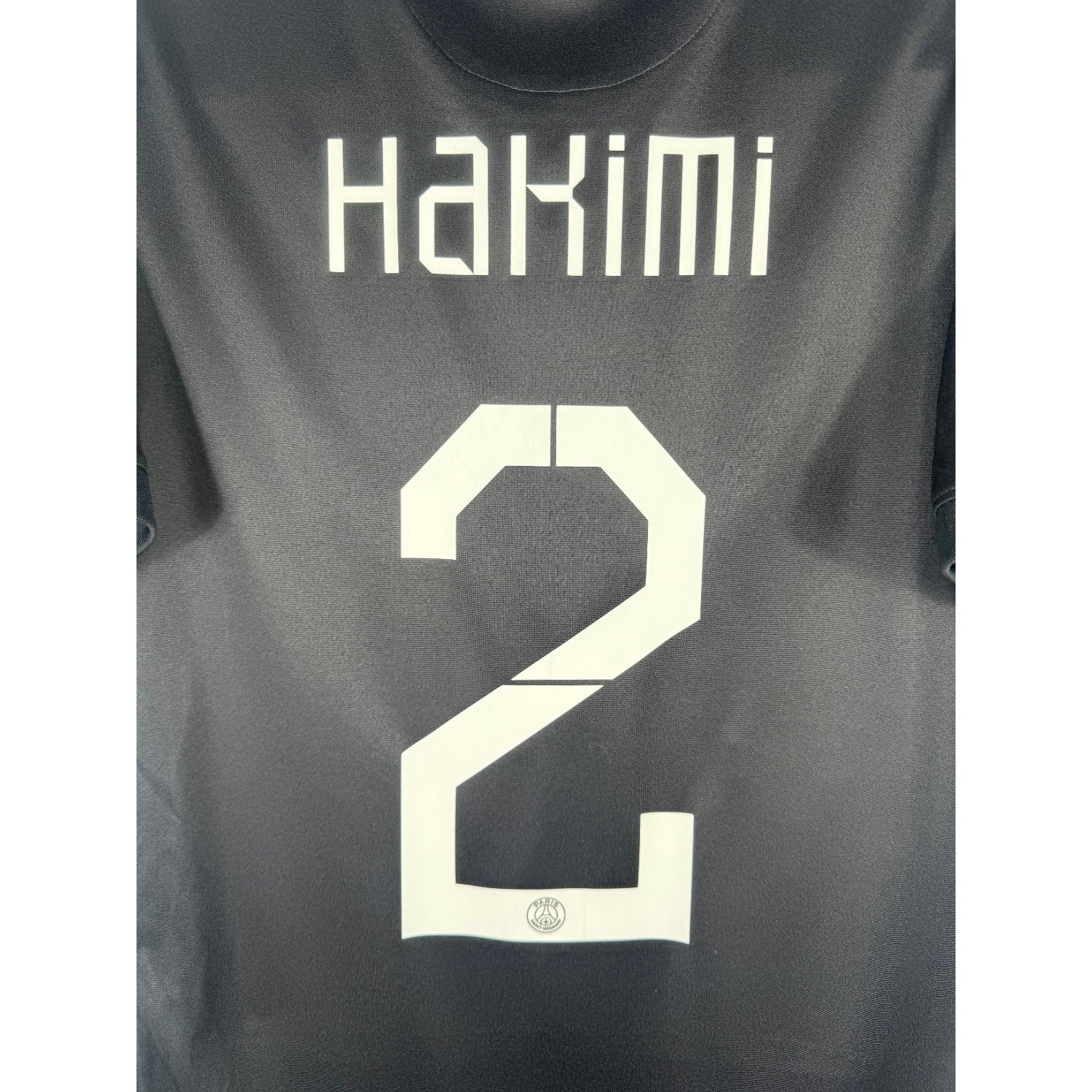 Détail de la typographie du flocage sur le numéro 2 d'Achraf Hakimi