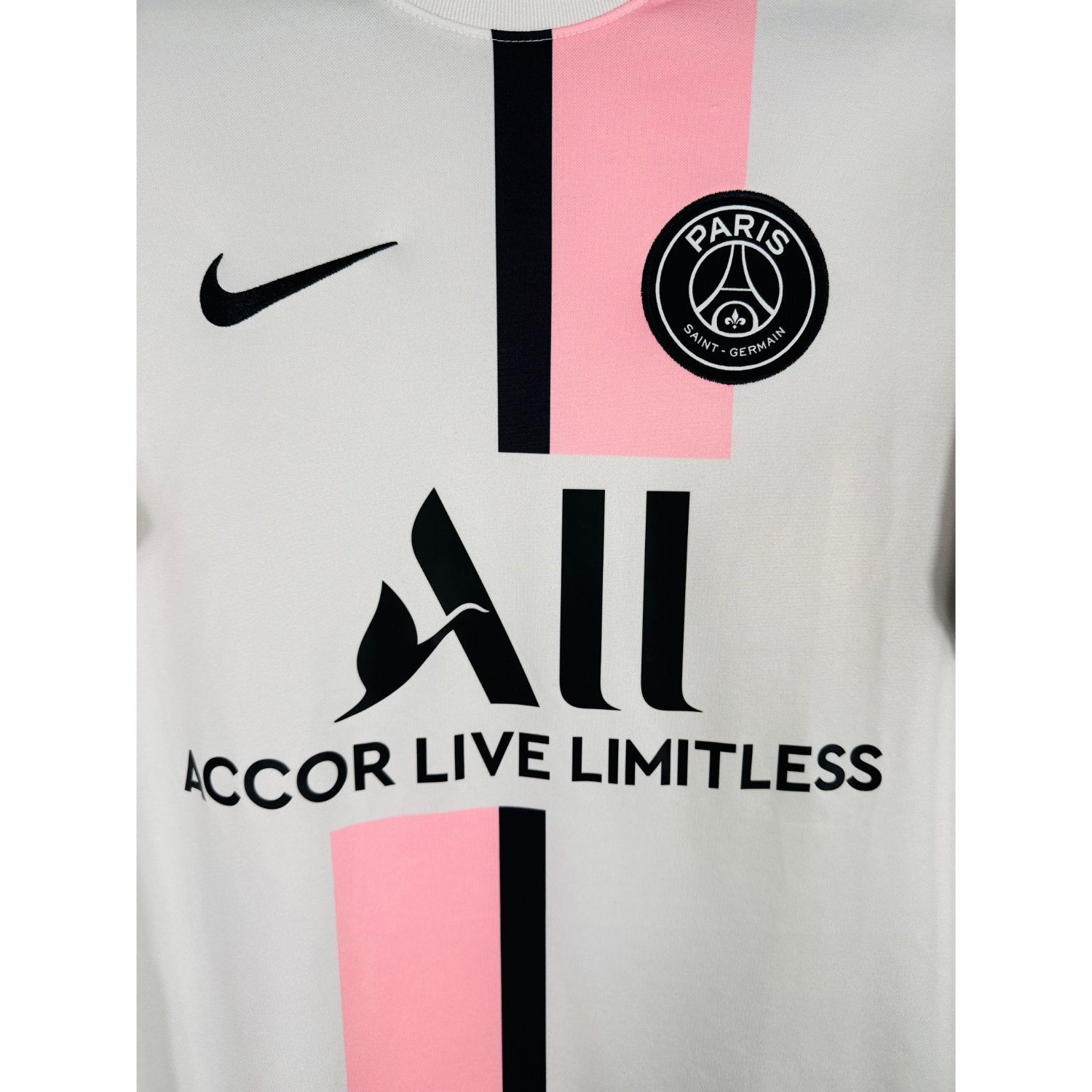 Détail de l'écusson du Paris Saint-Germain et du logo Nike