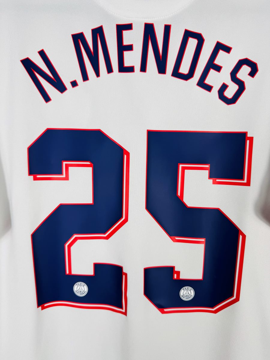 Détail flocage N. Mendes N°25 sur maillot PSG Fourth 2021-2022