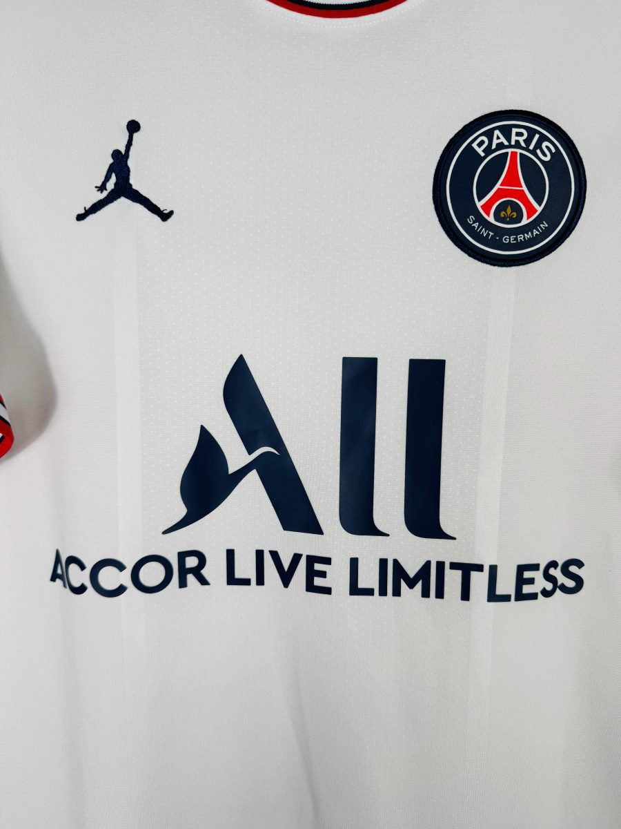 Détail logo Jumpman Jordan et écusson PSG sur maillot Fourth 2021-2022