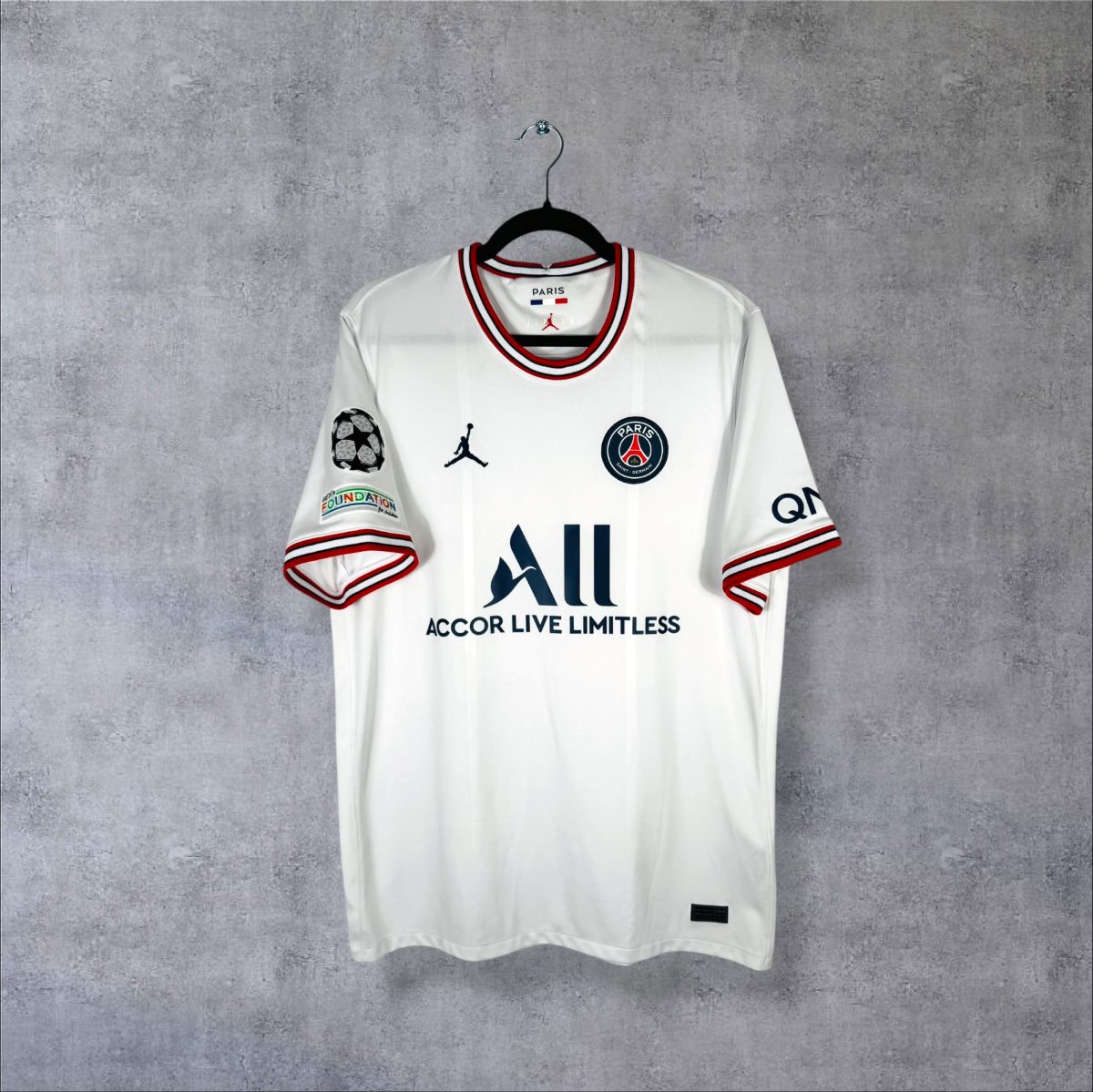 Maillot PSG Fourth 2021-2022, face avec logo Jordan et sponsor Accor