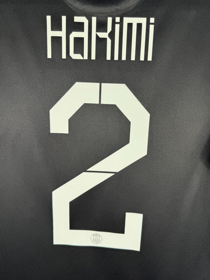 Détail flocage Hakimi 2 avec logo PSG dans le chiffre, maillot third 2021-2022