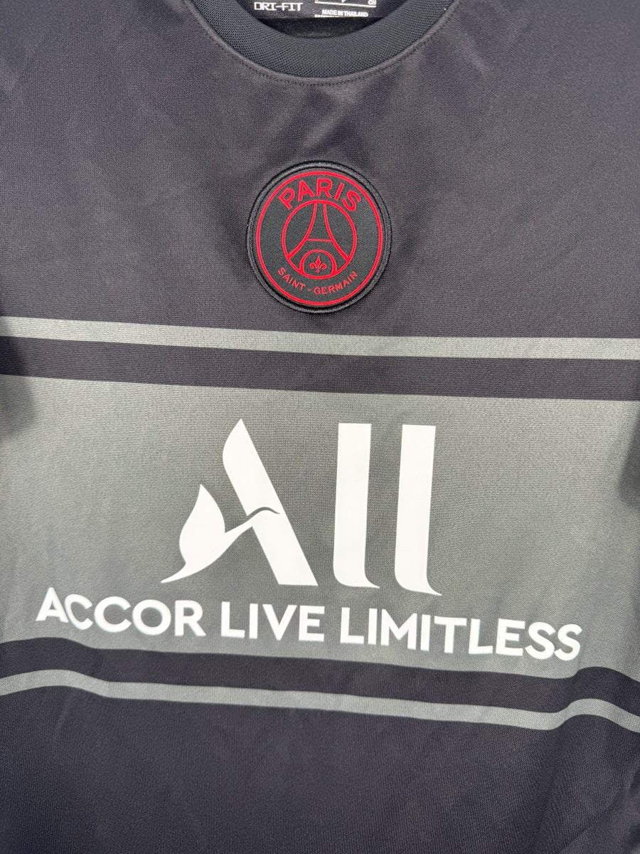Écusson PSG rouge et noir et sponsor Accor, maillot third 2021-2022
