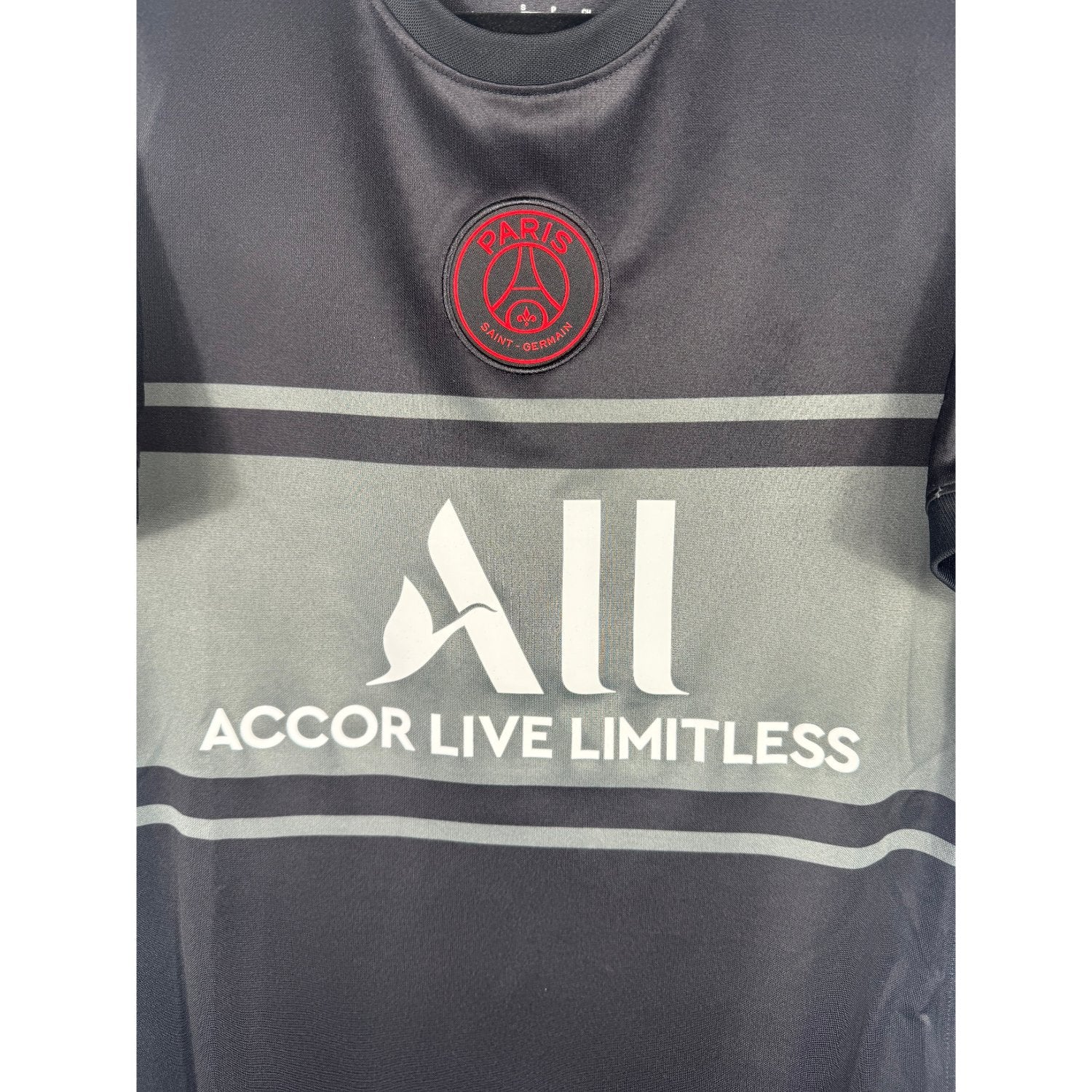 Détail de l'écusson du Paris Saint-Germain et du logo Nike