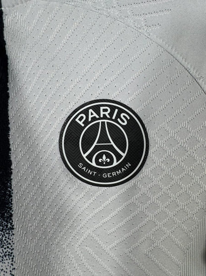 Détail écusson PSG maillot extérieur Pro 2022-2023