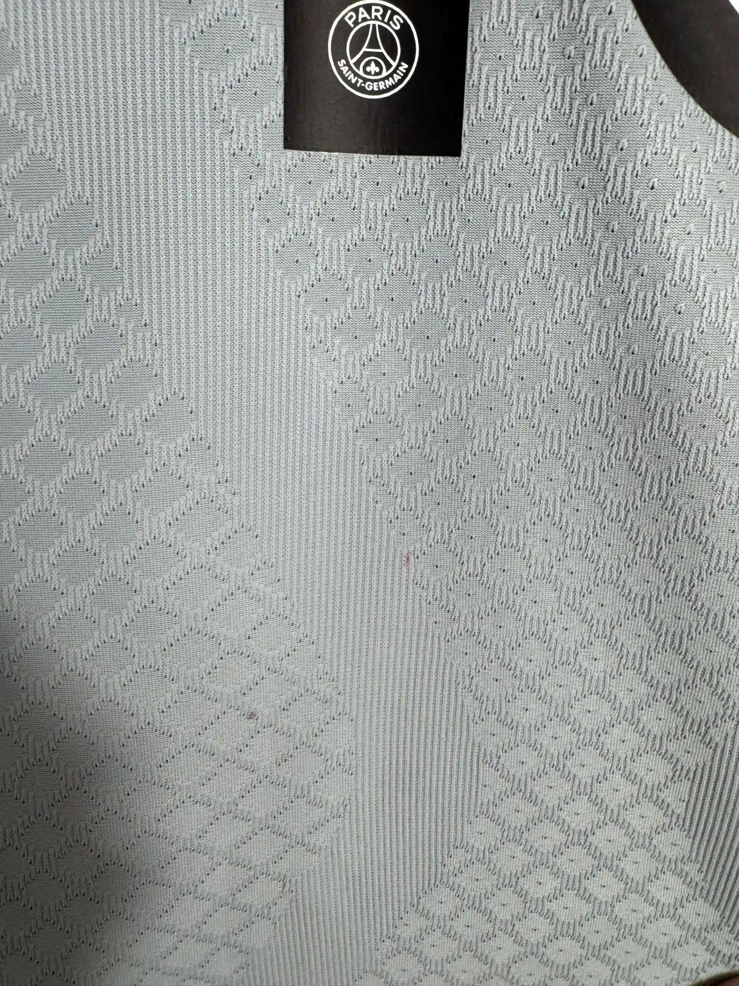 Détail défaut transparent : 2 petits points à l'arrière sur maillot PSG away Stock Pro 2022-2023 imperfection mineure