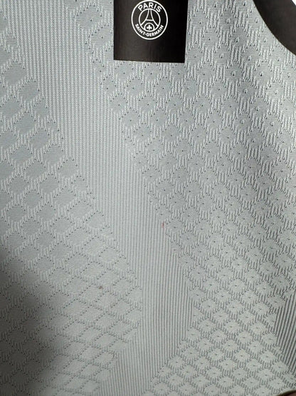 Détail défaut transparent : 2 petits points à l'arrière sur maillot PSG away Stock Pro 2022-2023 imperfection mineure