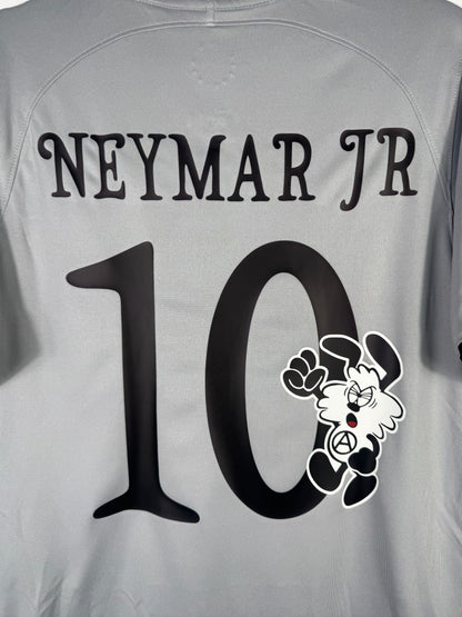 Détail de la typographie Verdy du flocage sur le numéro 10 de Neymar JR