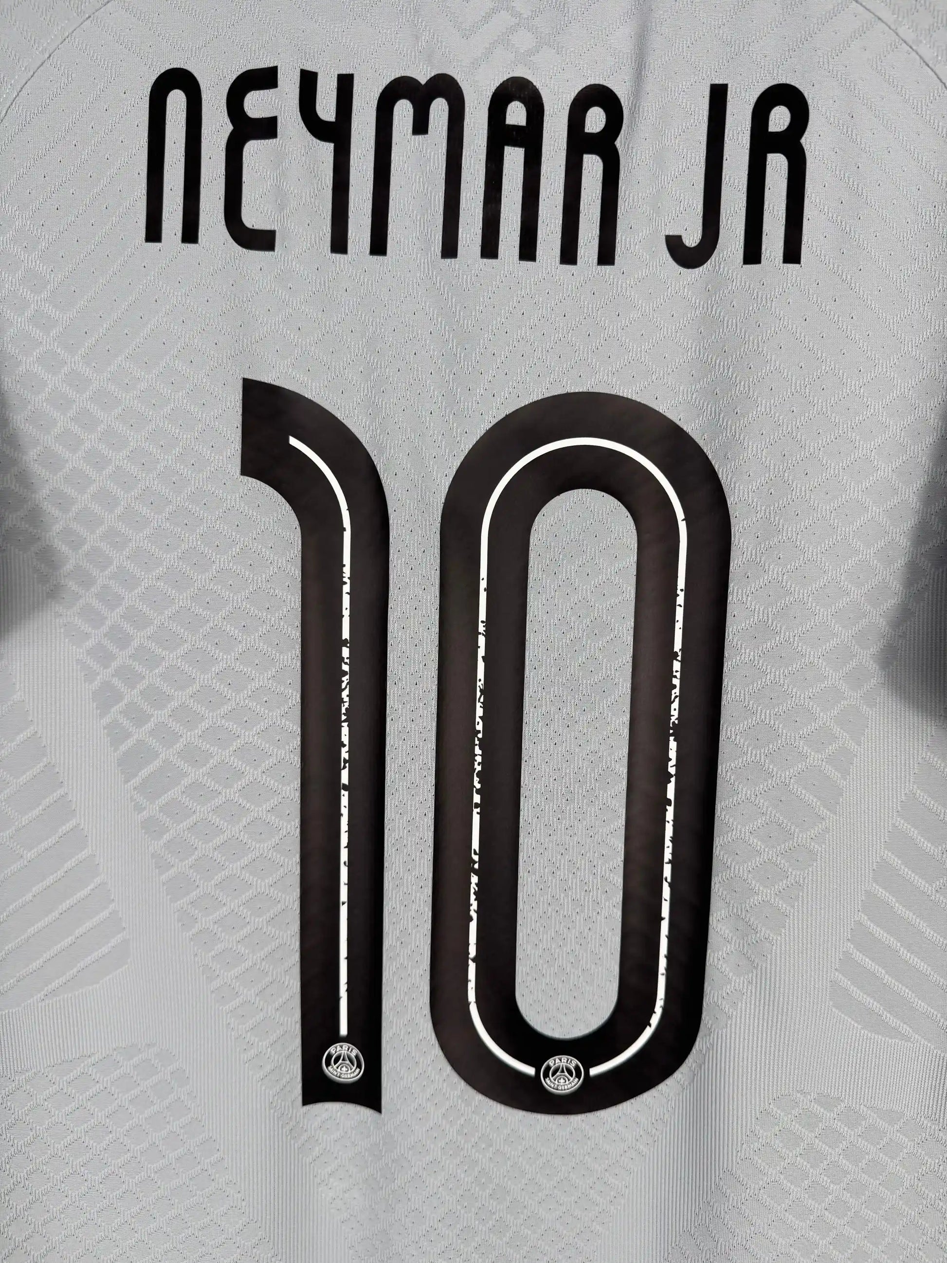 Détail flocage Neymar Jr N°10 sur maillot PSG away Stock Pro 2022-2023 dernière saison du Brésilien à Paris avant son départ à Al-Hilal